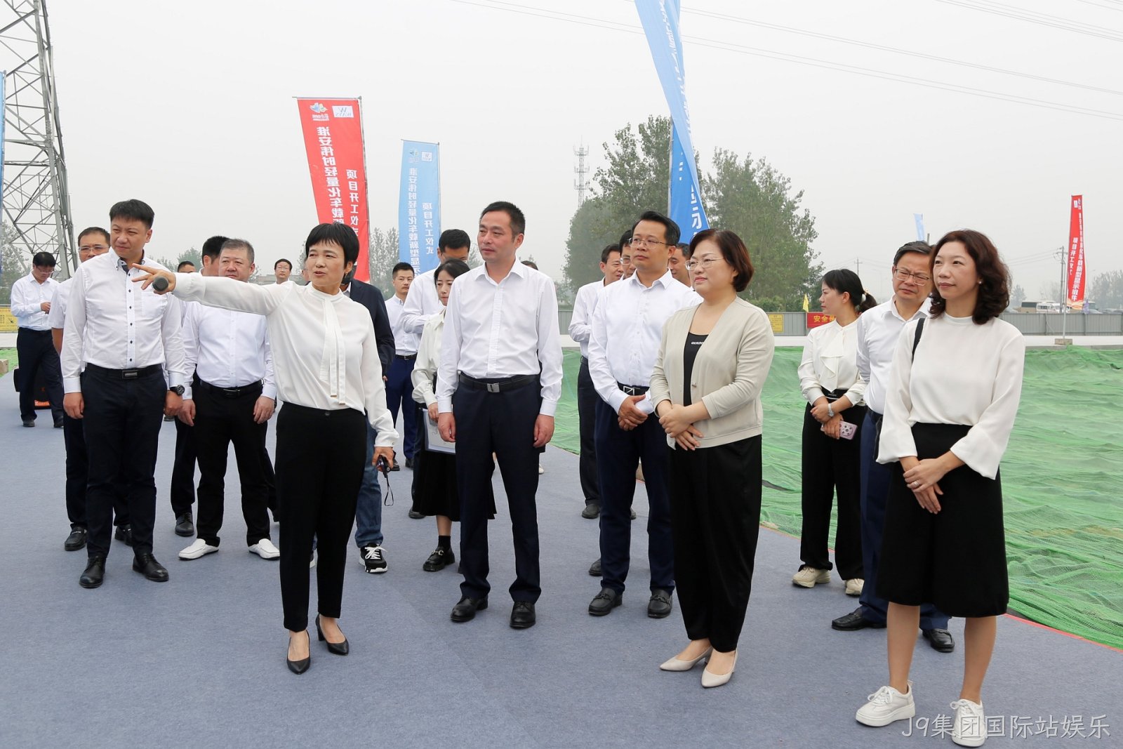 淮安J9集团国际站娱乐轻量化车载新型显示组件项目开工建设3.JPG
